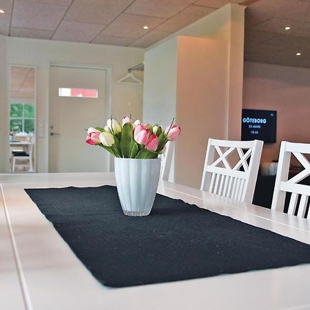2 Bedroom Cozy Apartment In Habo Mullsjo Bagian luar foto