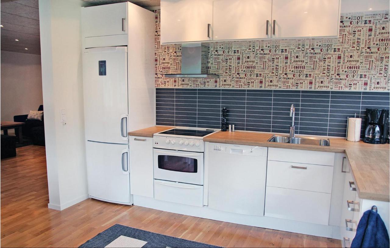 2 Bedroom Cozy Apartment In Habo Mullsjo Bagian luar foto