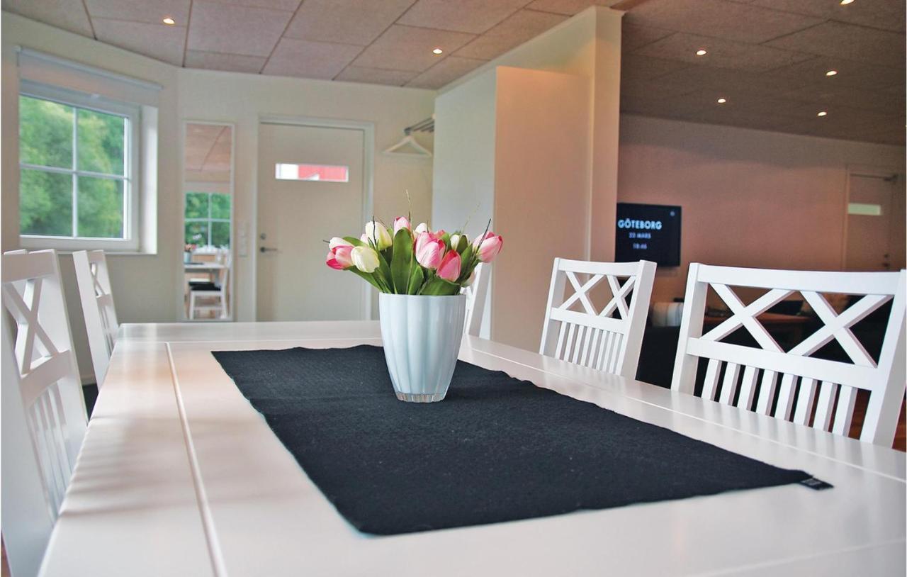 2 Bedroom Cozy Apartment In Habo Mullsjo Bagian luar foto