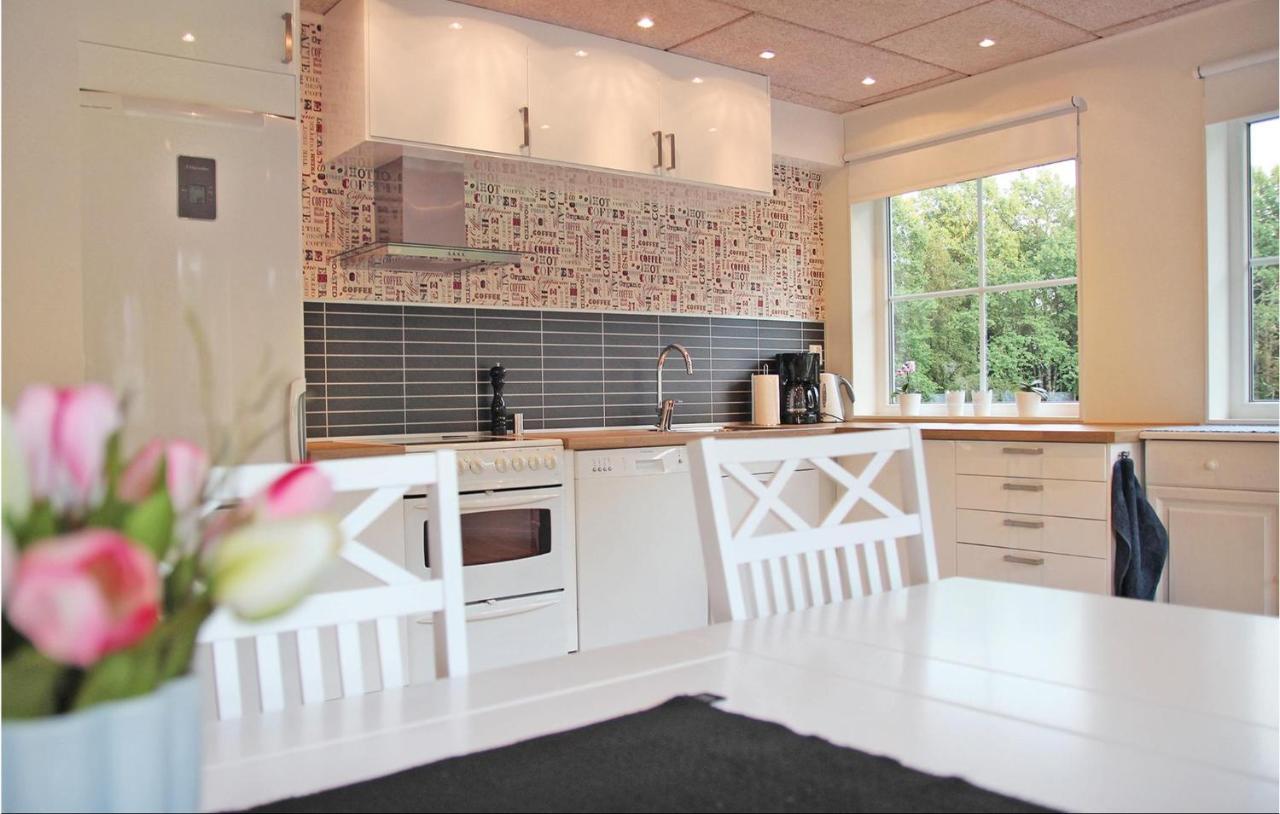 2 Bedroom Cozy Apartment In Habo Mullsjo Bagian luar foto