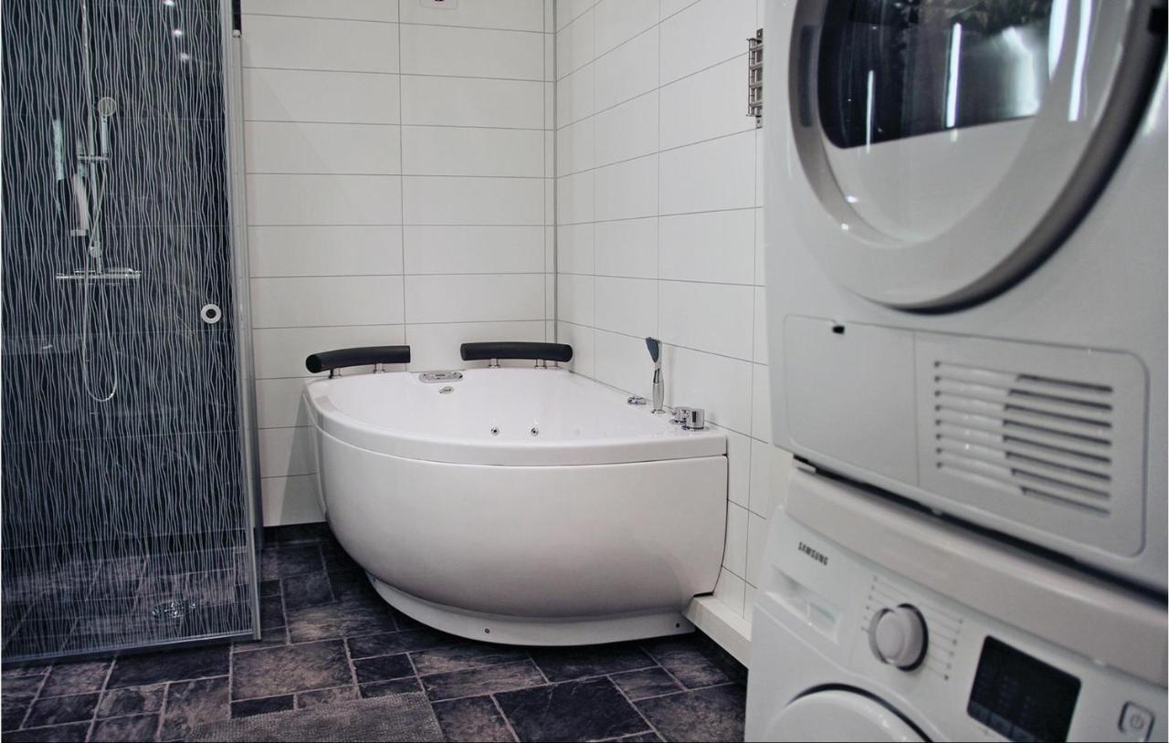 2 Bedroom Cozy Apartment In Habo Mullsjo Bagian luar foto